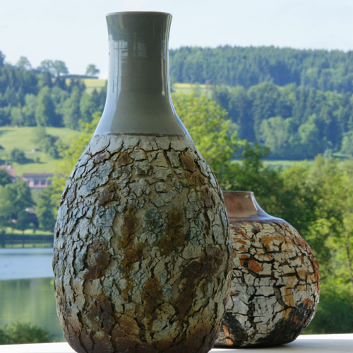 zwei Töpfe vor grünem Hintergrund